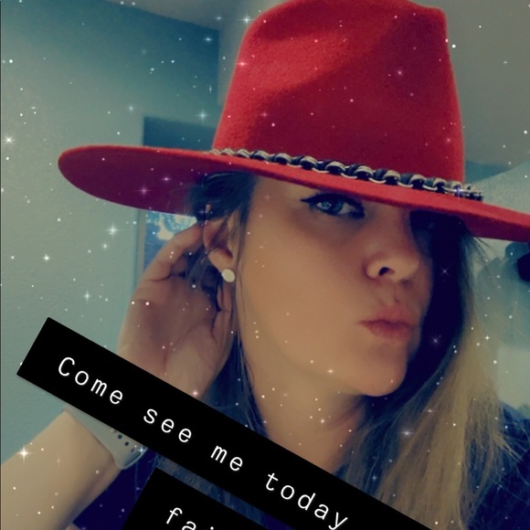 Meet your Posher, Lindsay - Picture 3 of 4